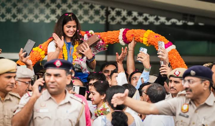 पेरिस ओलंपिक में इतिहास रचने वाली मनु भाकर भारत लौटीं, घर वापसी पर हुआ जोरदार स्वागत